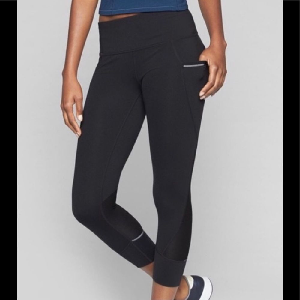 Athleta Relay cropped leggings side pockets XXS